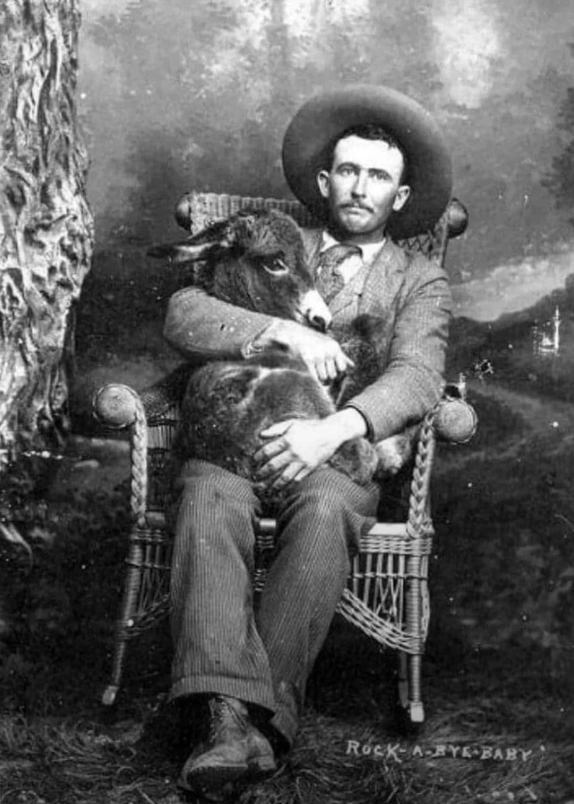 21 Vintage Portraits Showcasing Humanity's Timeless Sense of Humor