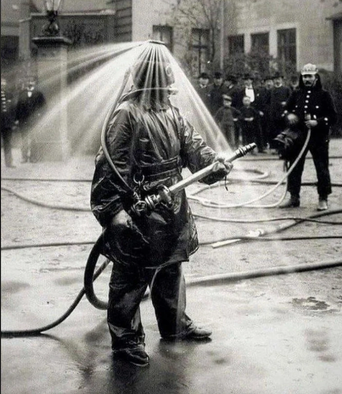 21 Vintage Portraits Showcasing Humanity's Timeless Sense of Humor