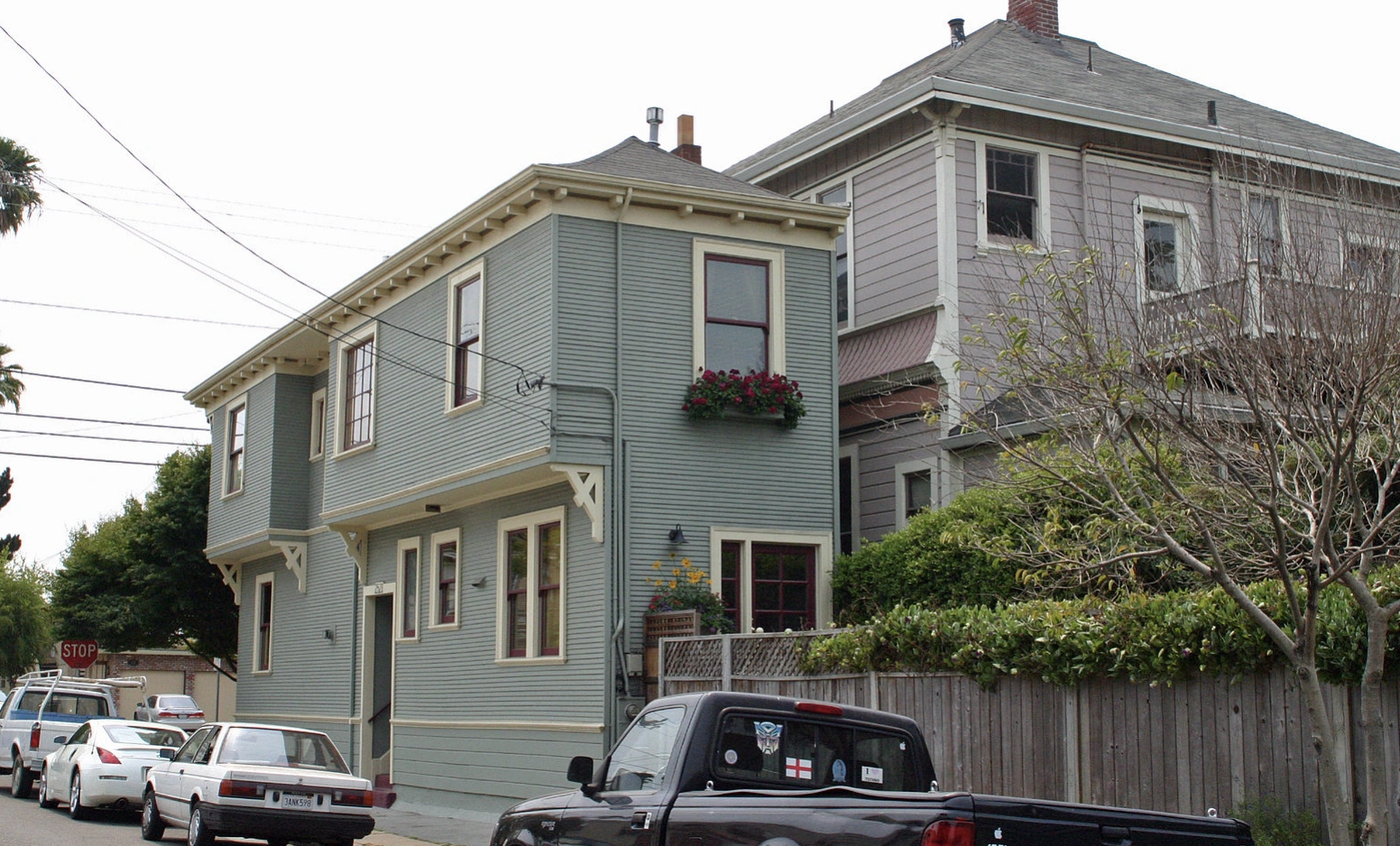 20 Homes That Defiantly Stood Out Among Their Neighbors