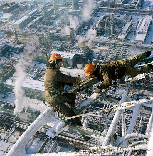 22 Jaw-Dropping Photos of Workers Soaring High Above the Ground That Will Make You Dizzy