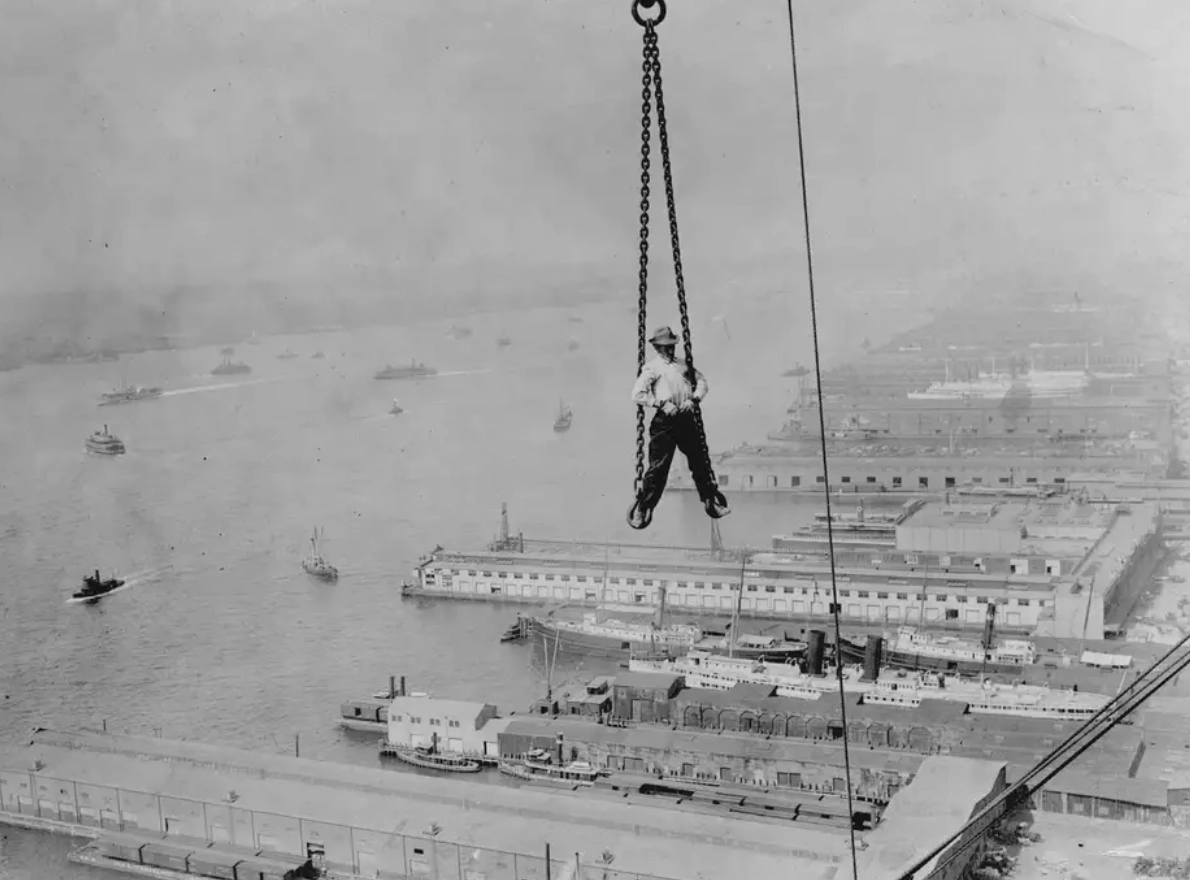 22 Jaw-Dropping Photos of Workers Soaring High Above the Ground That Will Make You Dizzy