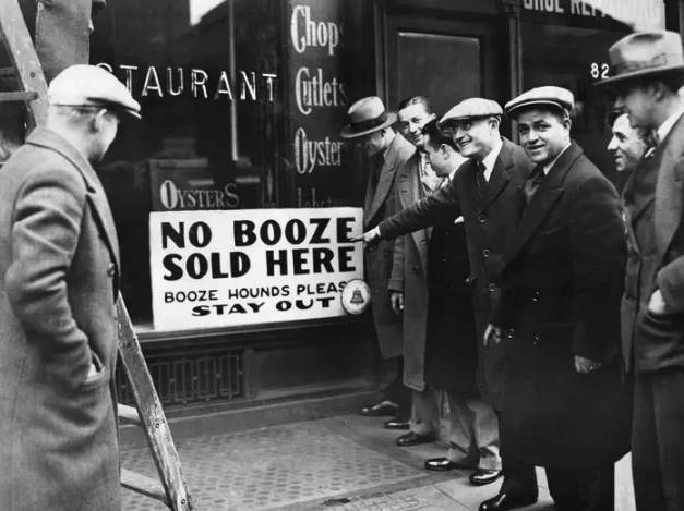 Captivating Images from the Roaring Twenties: 34 Fascinating Photographs