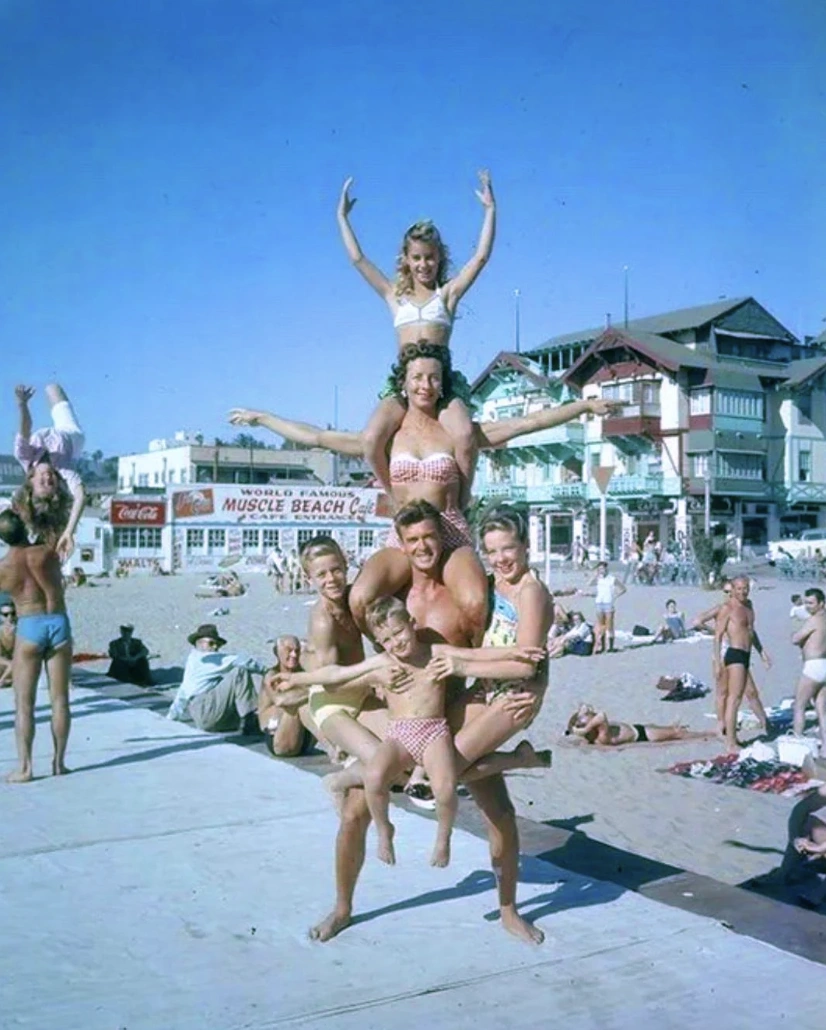31 Nostalgic Beach Photos from the 1950s to Start Your Memorial Day Weekend