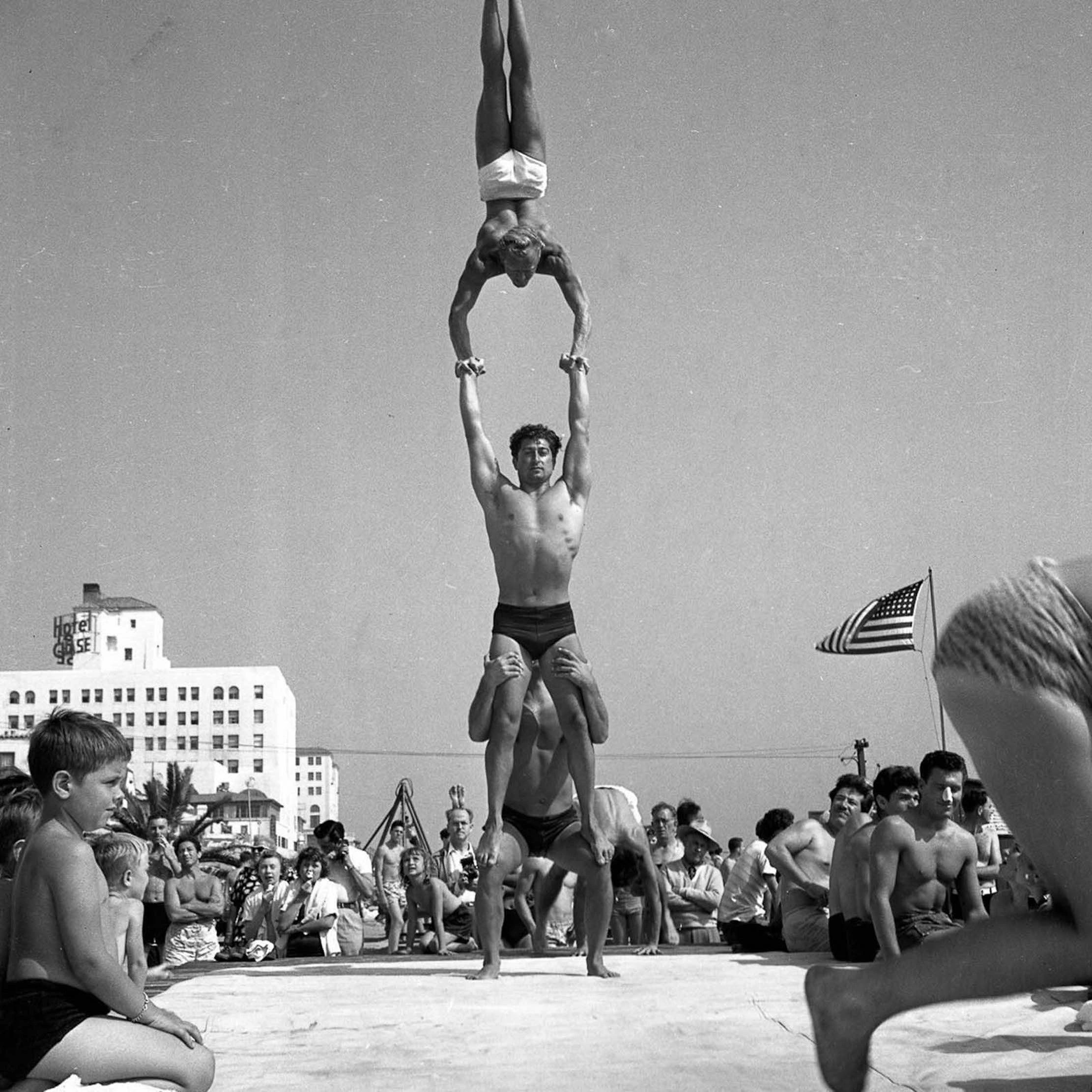 25 Stunning Throwback Photos of Muscle Beach in the 1950s