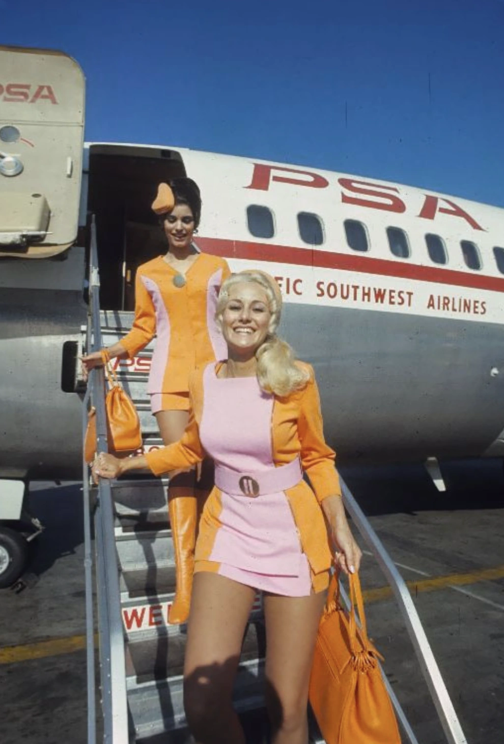 23 Vintage Photos of Passengers Relaxing on 1970s Flights That Will Make You Wish for Time Travel