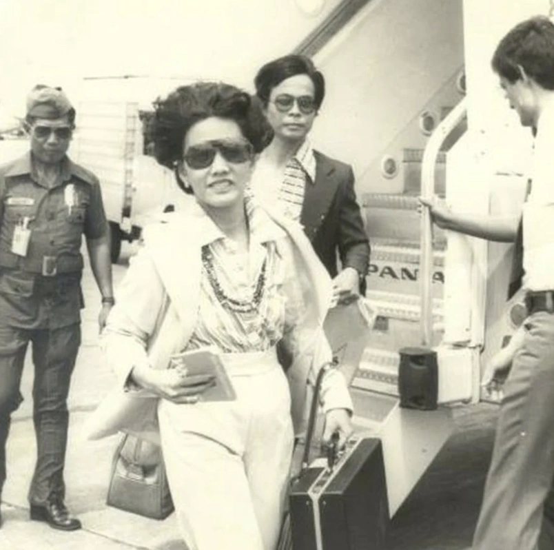 23 Vintage Photos of Passengers Relaxing on 1970s Flights That Will Make You Wish for Time Travel