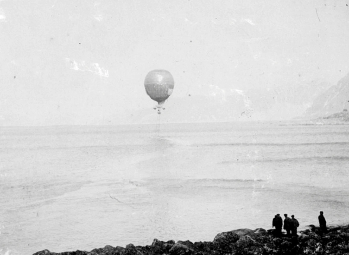 22 Chilling Images Captured During the Pioneering Arctic Expeditions