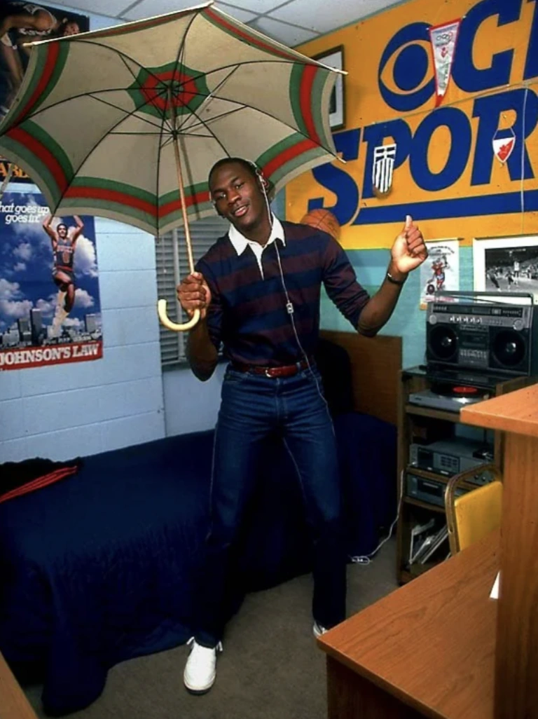 27 Uncommonly Seen Photos of Celebrities During Their College Years