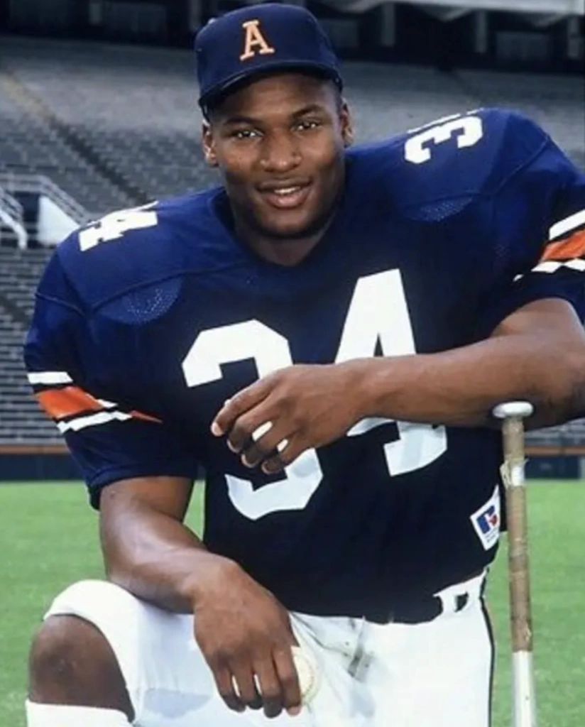 27 Uncommonly Seen Photos of Celebrities During Their College Years