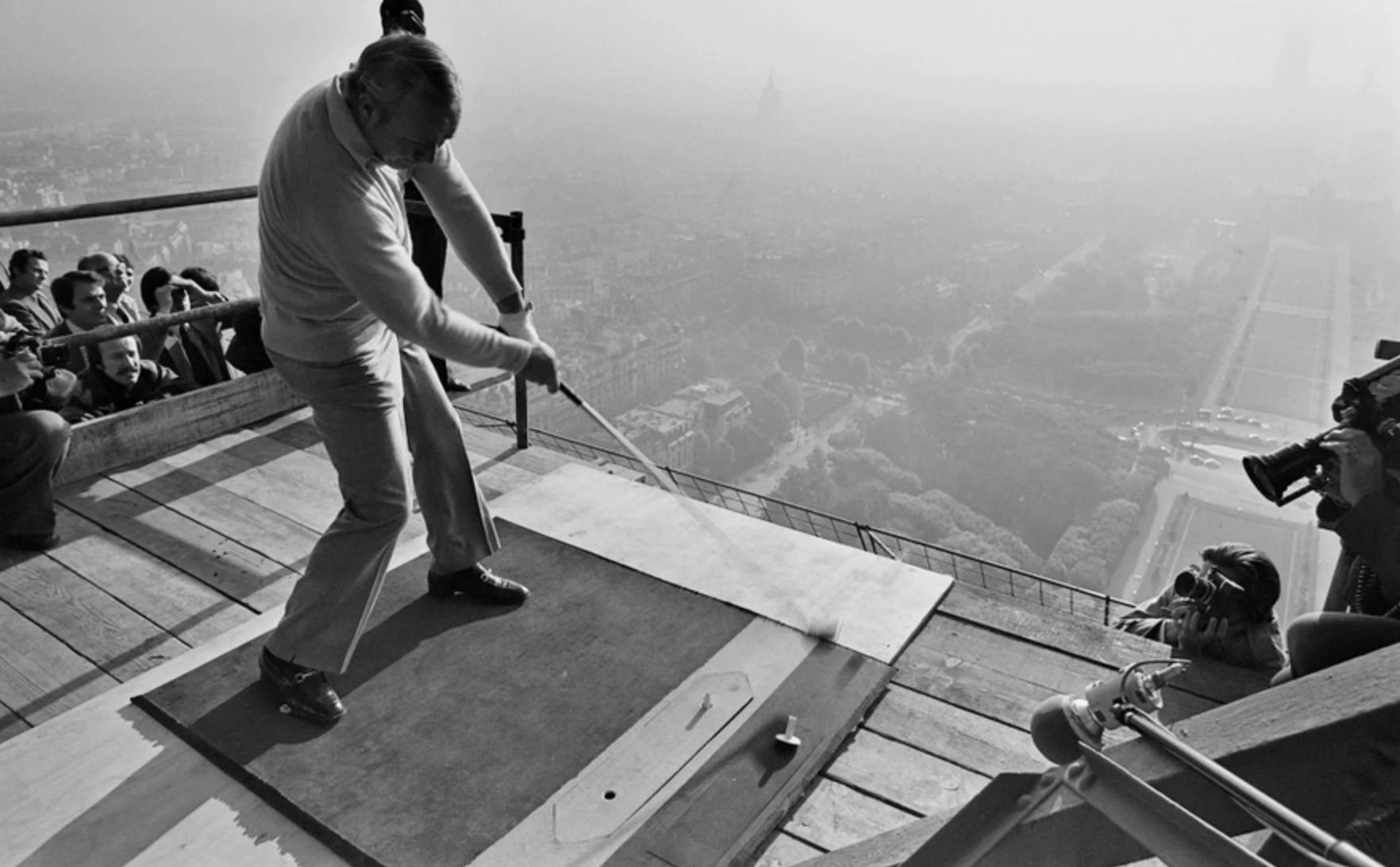 Capturing 1977: A Snapshot of the World in 24 Photos