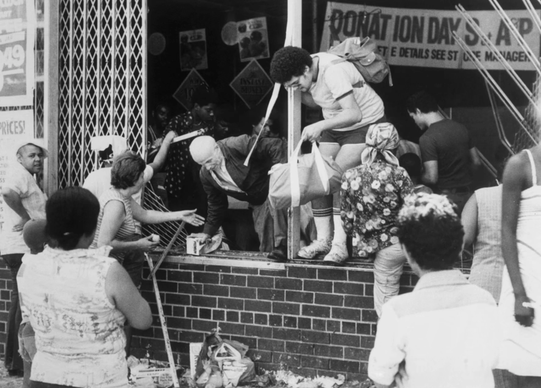 Capturing 1977: A Snapshot of the World in 24 Photos