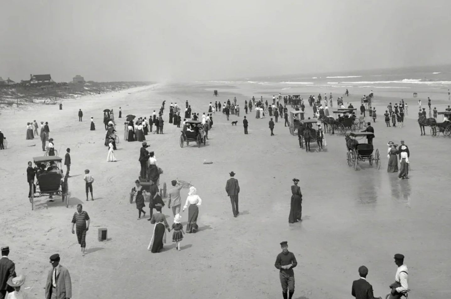 Exploring Daytona Beach: 23 Timeless Images Captured Over the Years
