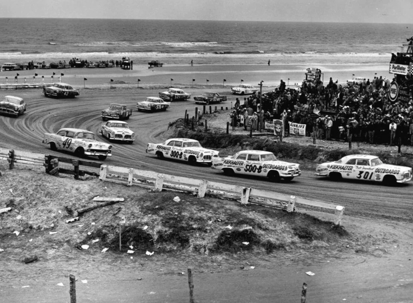 Exploring Daytona Beach: 23 Timeless Images Captured Over the Years