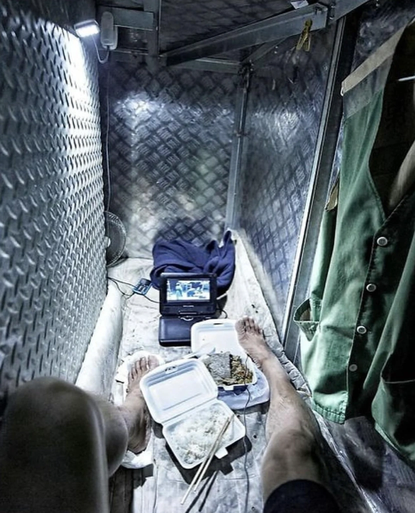 21 Residents of Hong Kong Squeezed into Cramped 'Coffin Homes'