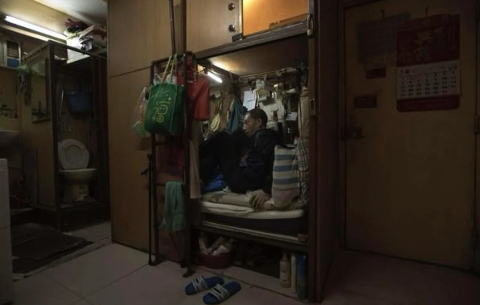 21 Residents of Hong Kong Squeezed into Cramped 'Coffin Homes'