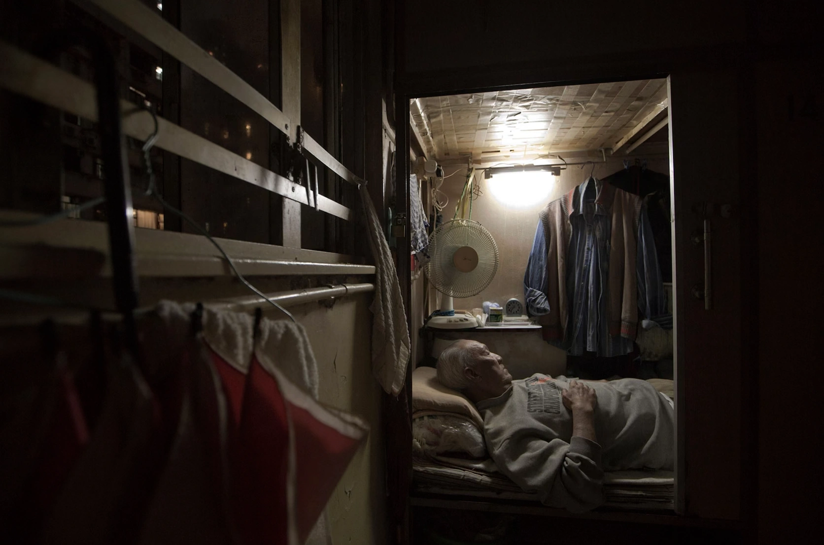 21 Residents of Hong Kong Squeezed into Cramped 'Coffin Homes'