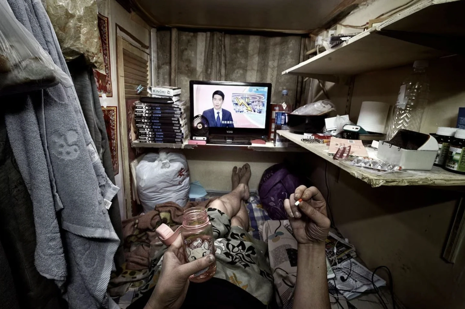 21 Residents of Hong Kong Squeezed into Cramped 'Coffin Homes'