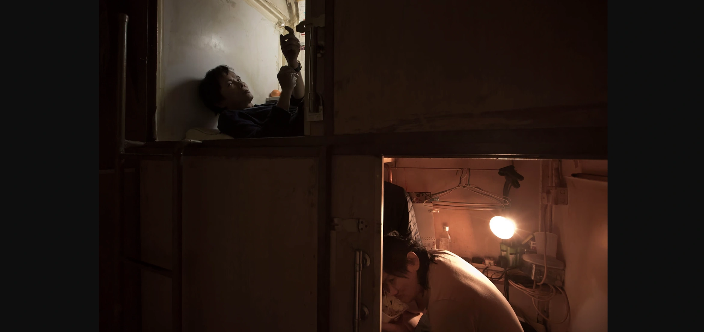 21 Residents of Hong Kong Squeezed into Cramped 'Coffin Homes'