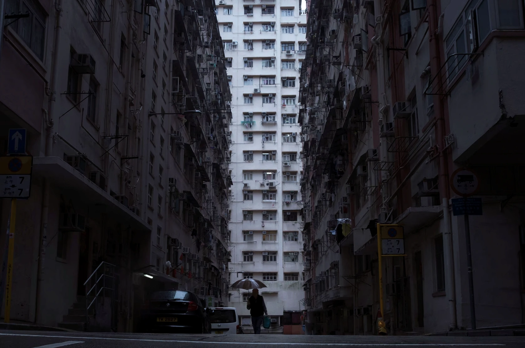 21 Residents of Hong Kong Squeezed into Cramped 'Coffin Homes'