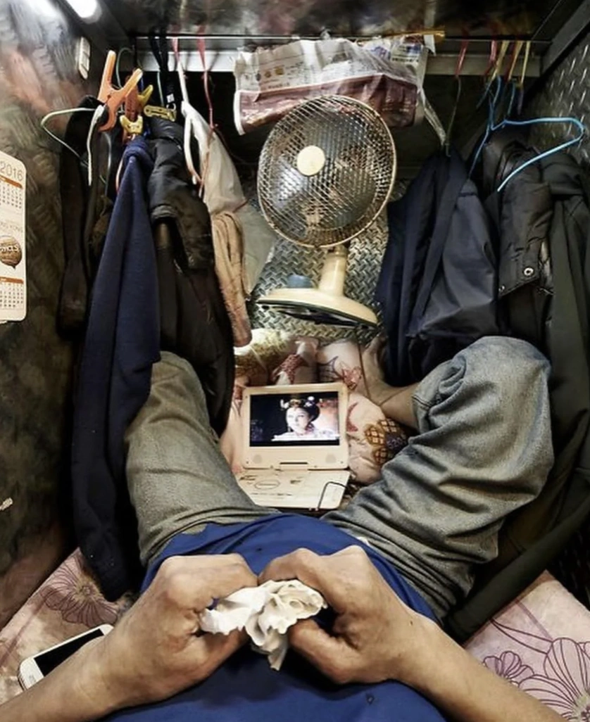 21 Residents of Hong Kong Squeezed into Cramped 'Coffin Homes'