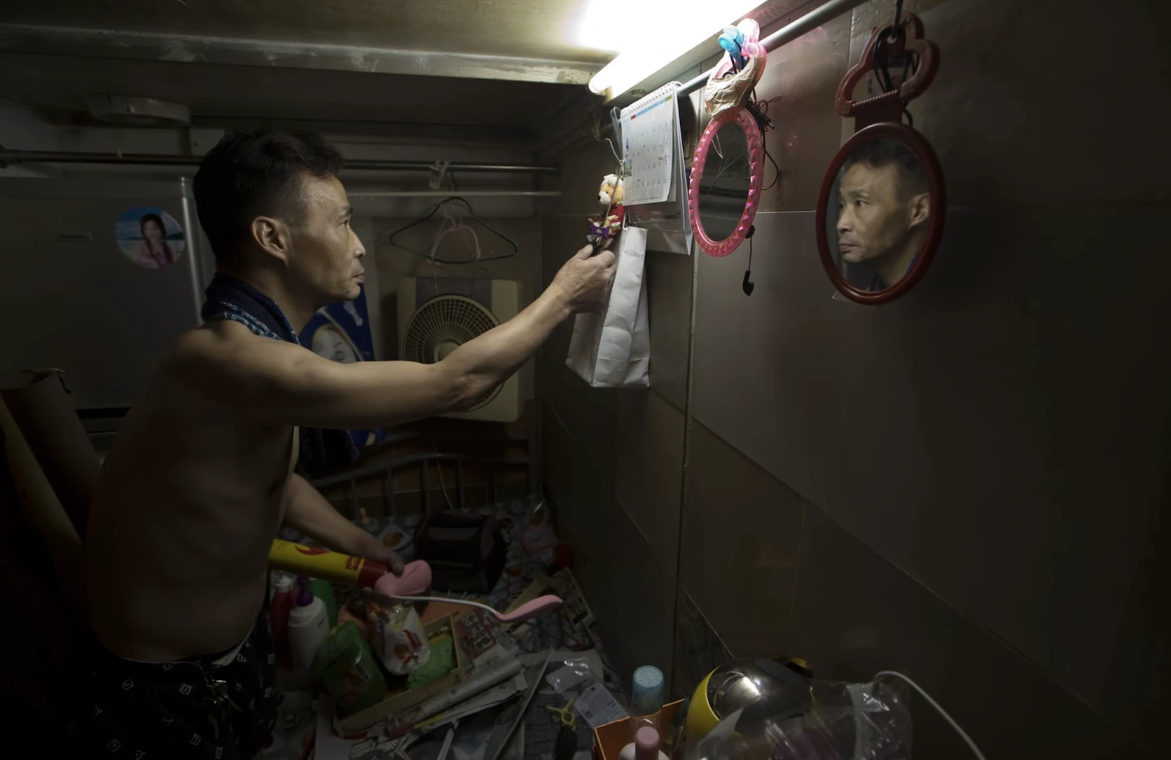 21 Residents of Hong Kong Squeezed into Cramped 'Coffin Homes'