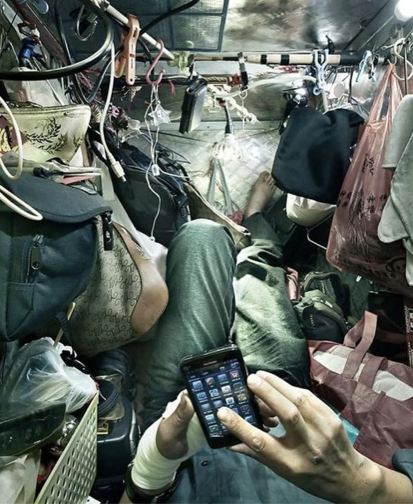 21 Residents of Hong Kong Squeezed into Cramped 'Coffin Homes'