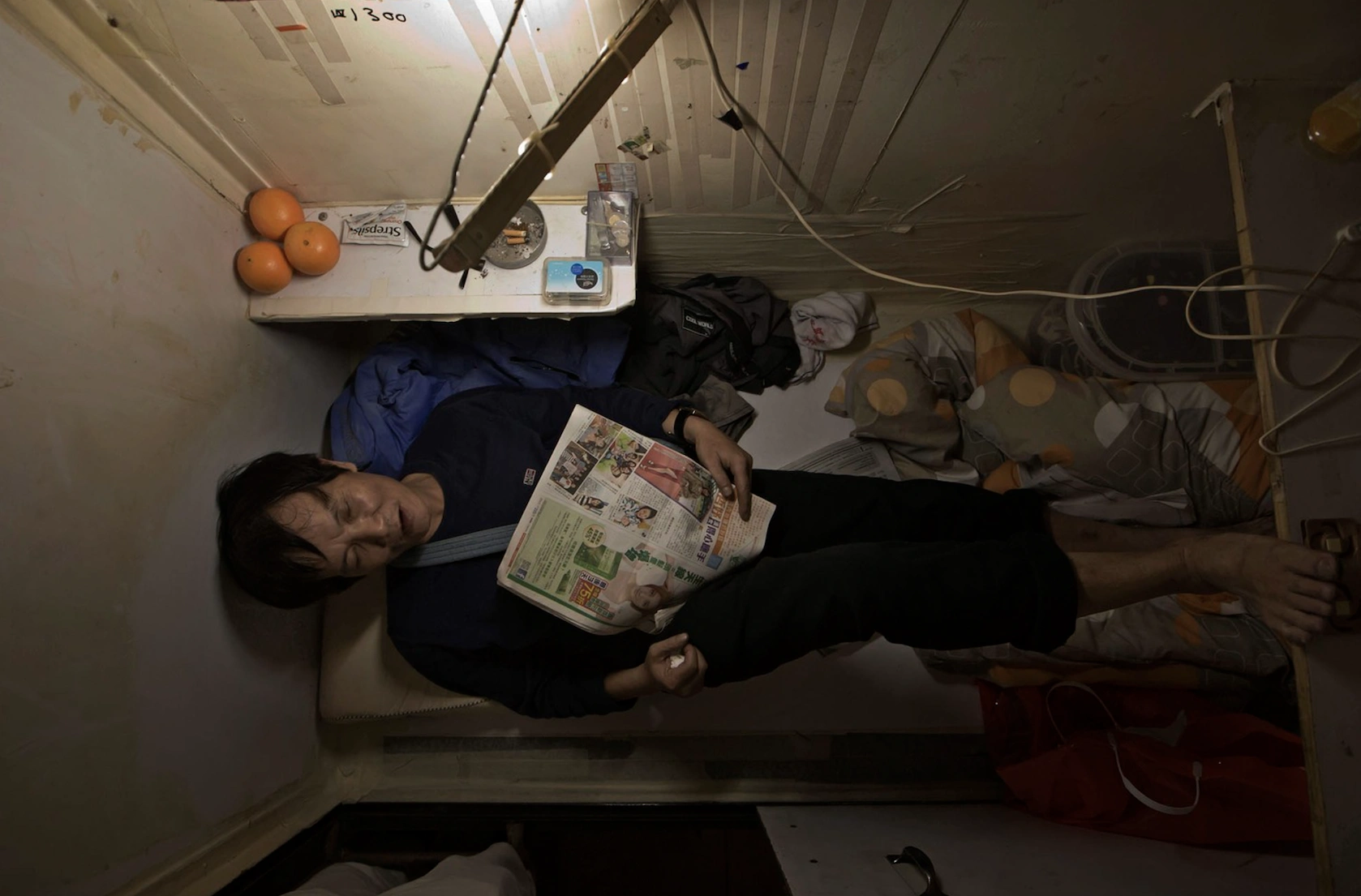 21 Residents of Hong Kong Squeezed into Cramped 'Coffin Homes'