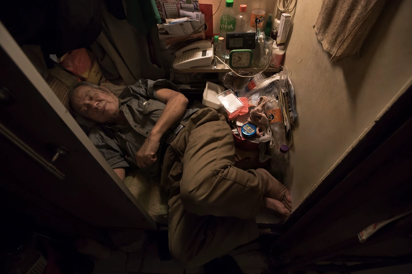 21 Residents of Hong Kong Squeezed into Cramped 'Coffin Homes'