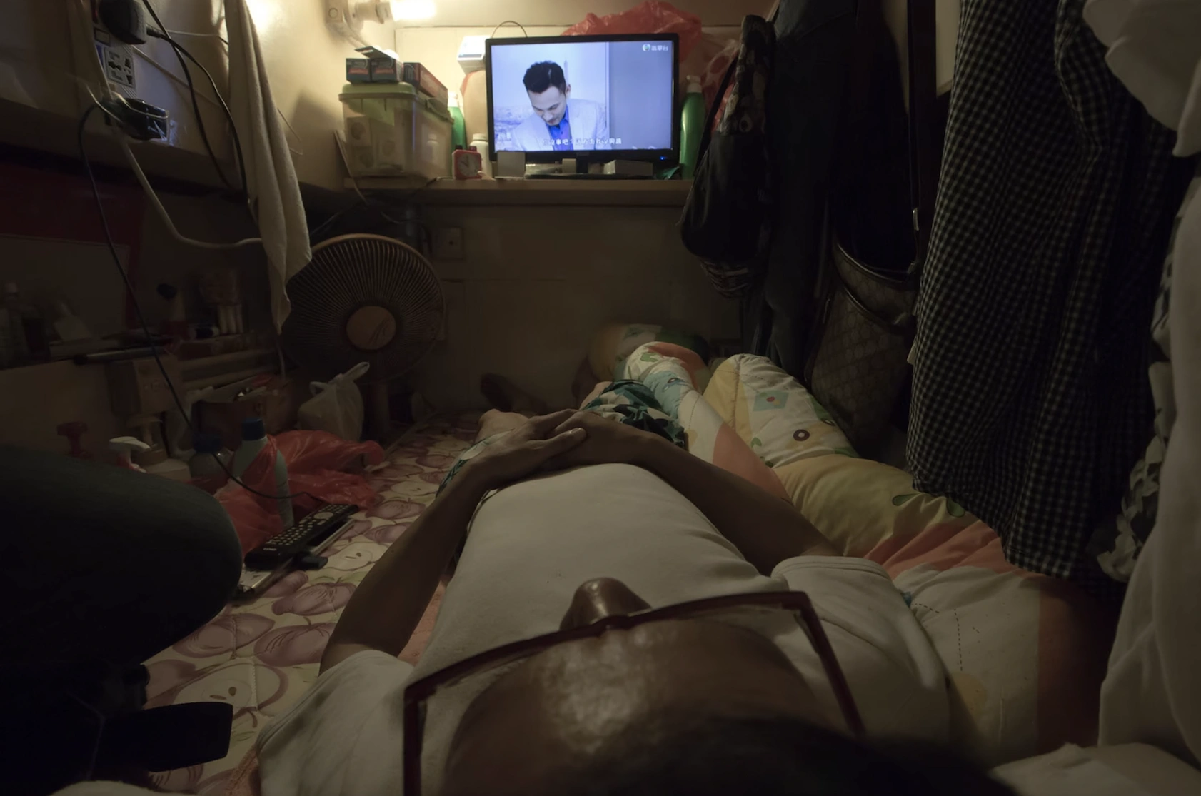 21 Residents of Hong Kong Squeezed into Cramped 'Coffin Homes'