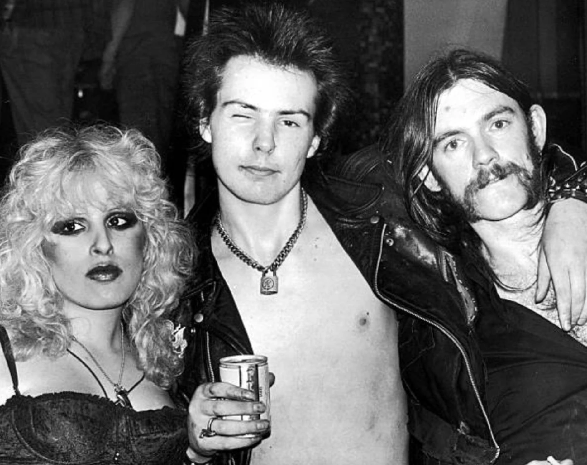 21 Vintage Shots of Rock Legends and Their Fans