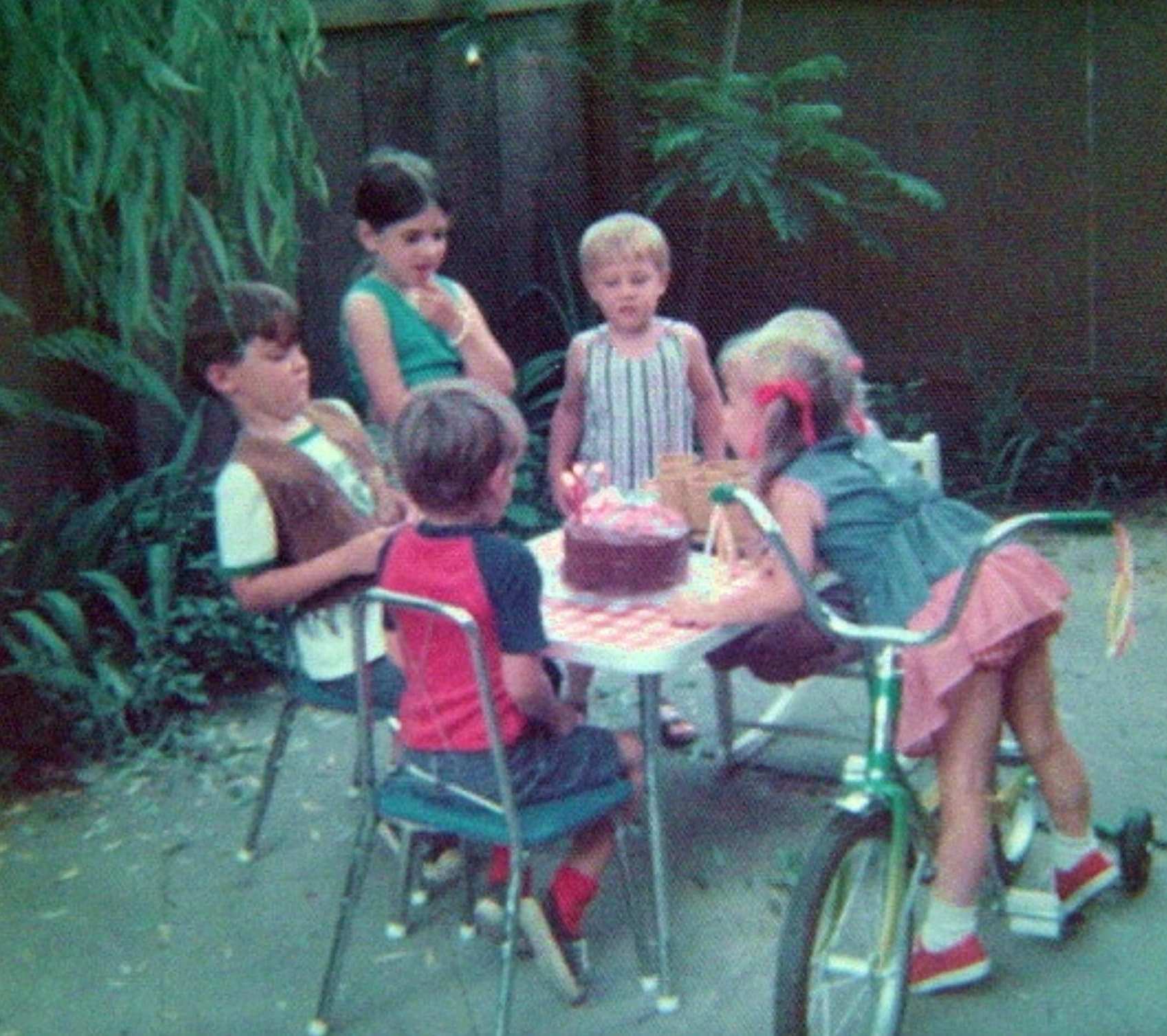 22 Nostalgic Photos of How Children Beat the Heat in the Backyard during the '70s and '80s