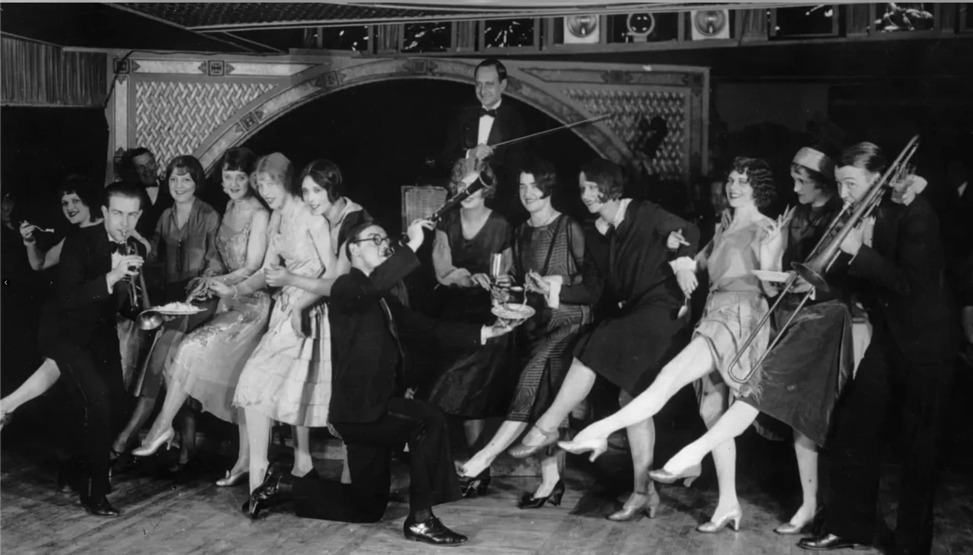 30 Captivating Images of 1920s Flappers Ready to Charleston With