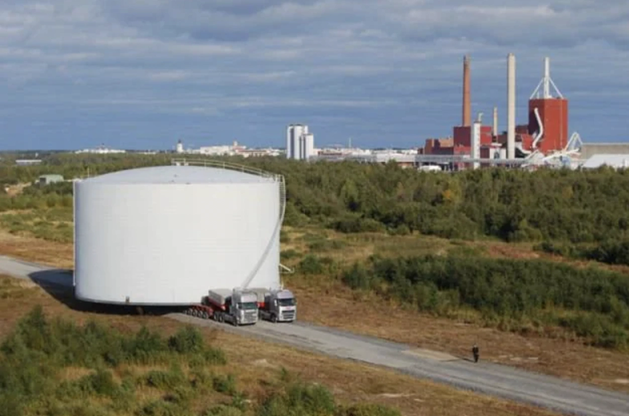 21 Big Rigs Transporting Enormous Cargo