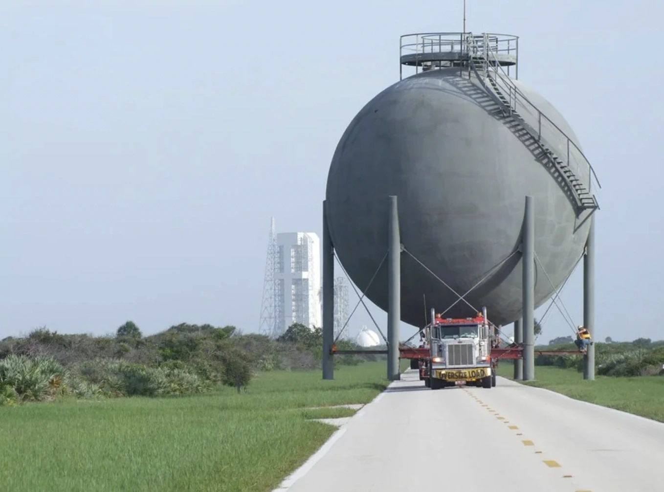 21 Big Rigs Transporting Enormous Cargo