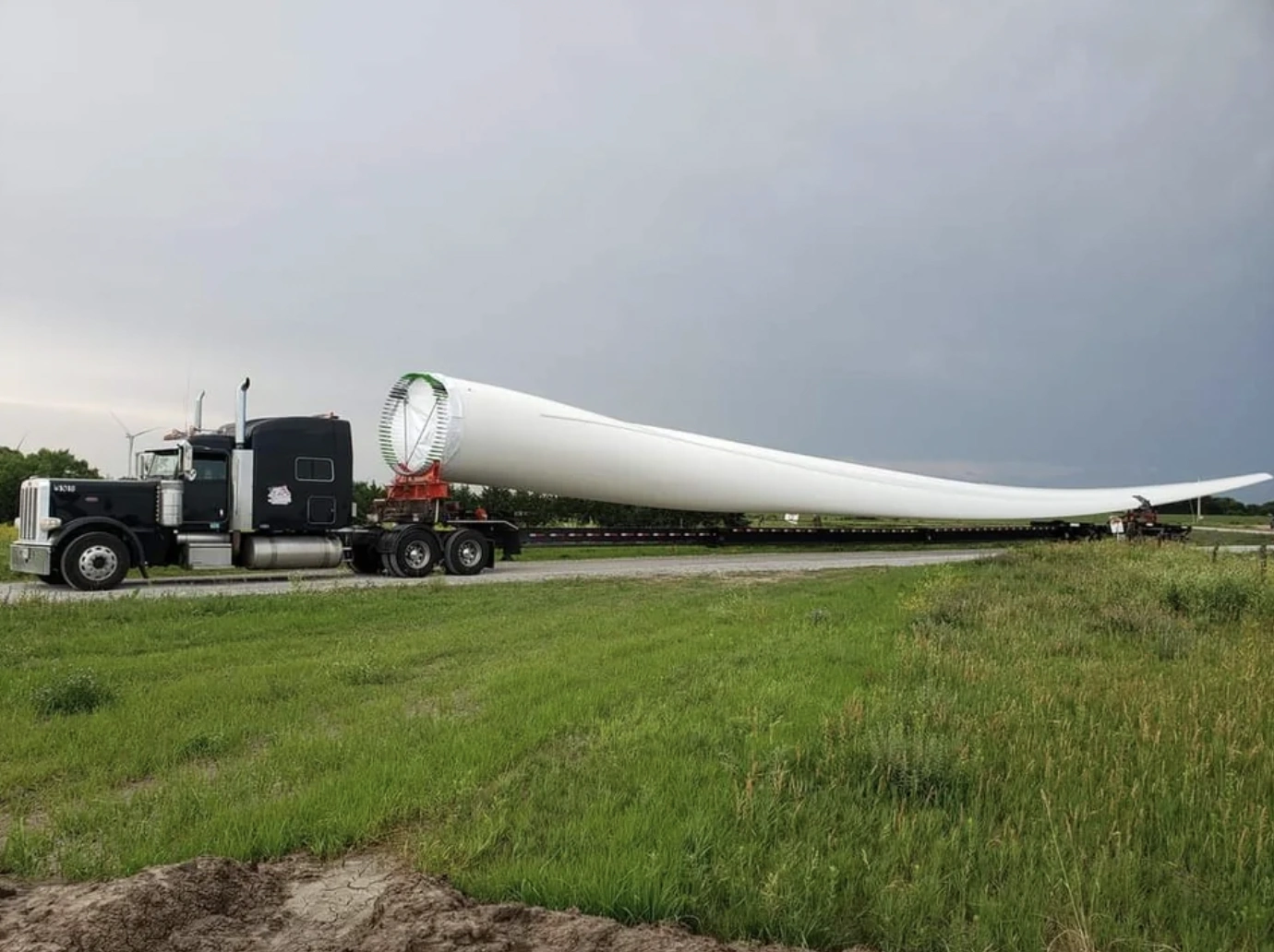 21 Big Rigs Transporting Enormous Cargo