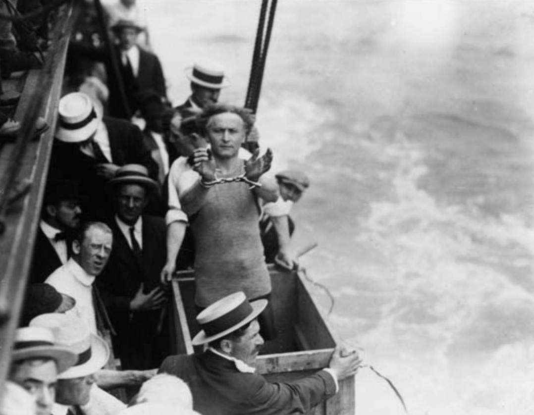 22 Captivating Images of Harry Houdini at the Height of His Career
