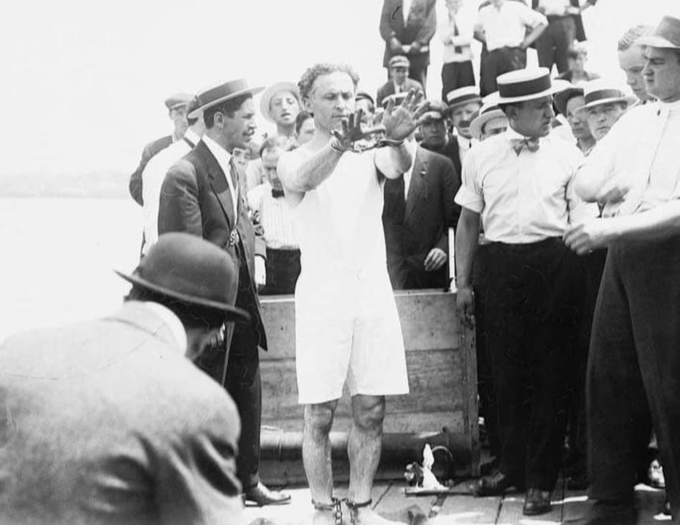 22 Captivating Images of Harry Houdini at the Height of His Career