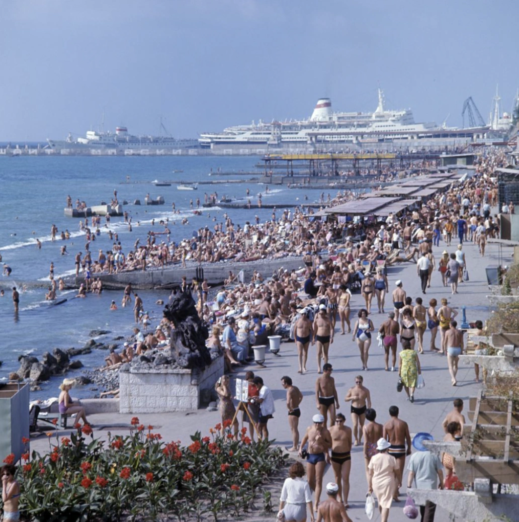 21 Captivating Images of Cold War-Era Russia: A Clash of Bears and Vodka Shots