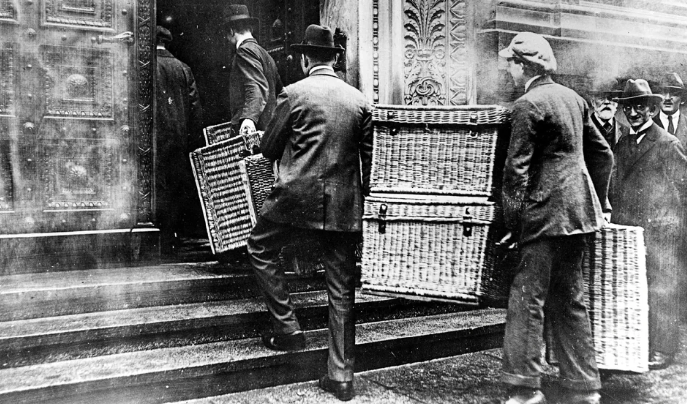 Unbelievable Images: 24 Historical Moments of Hyperinflation Captured on Camera