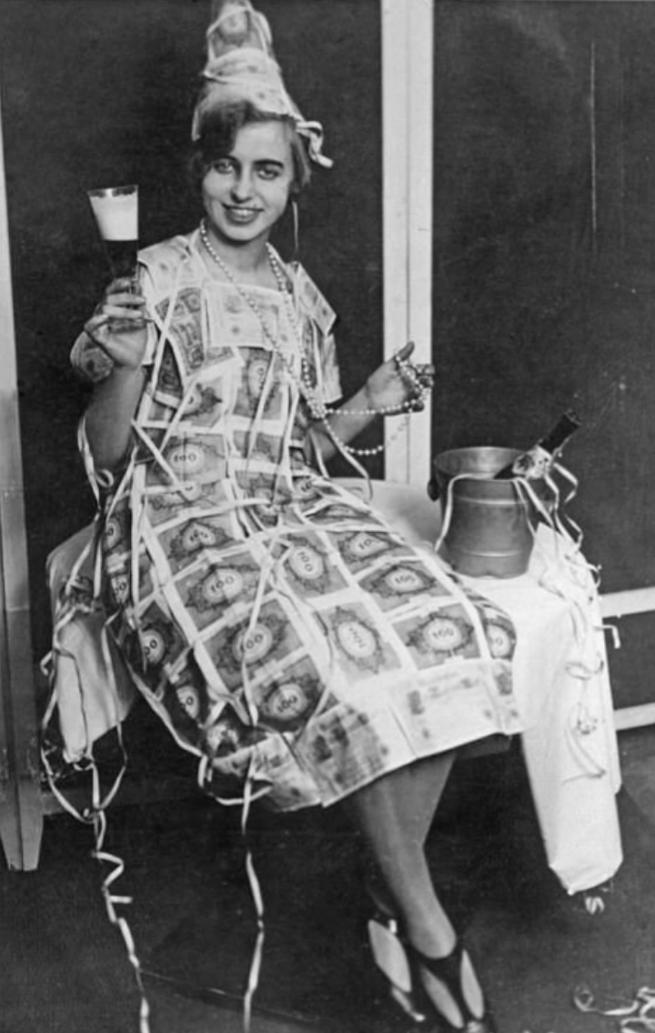 Unbelievable Images: 24 Historical Moments of Hyperinflation Captured on Camera