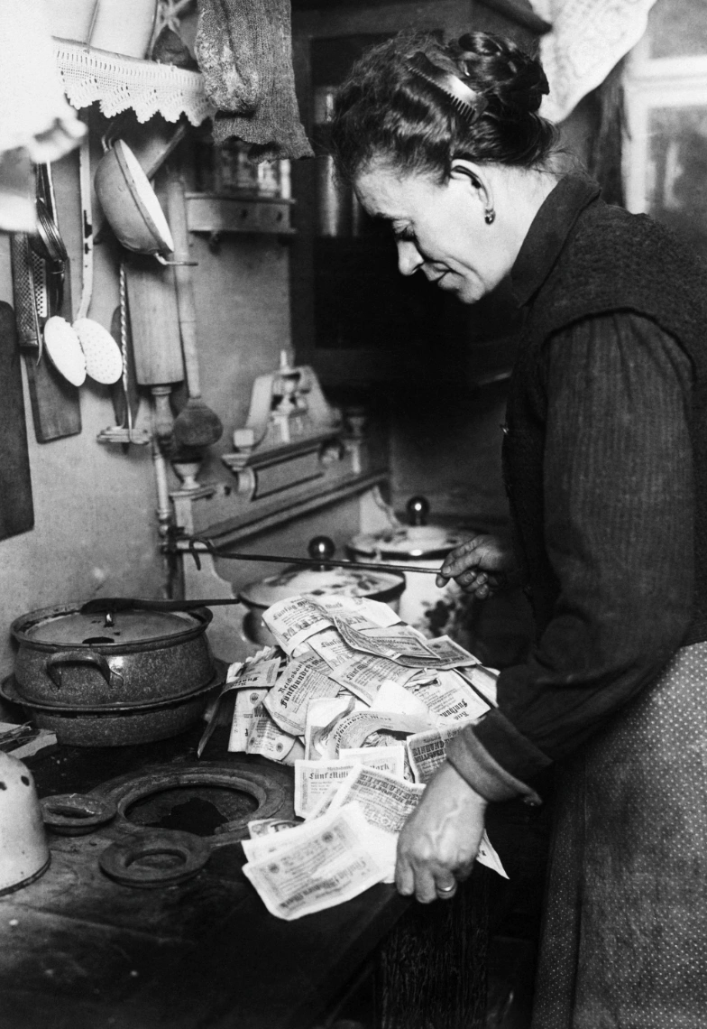 Unbelievable Images: 24 Historical Moments of Hyperinflation Captured on Camera