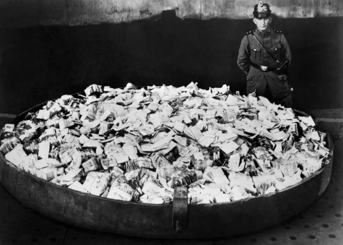 Unbelievable Images: 24 Historical Moments of Hyperinflation Captured on Camera