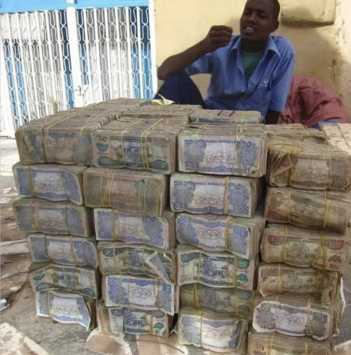 Unbelievable Images: 24 Historical Moments of Hyperinflation Captured on Camera