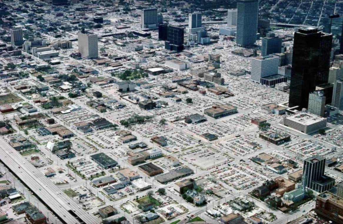 Exploring the Bustling Urban Jungles: 24 Captivating Images of City Life in Full Swing