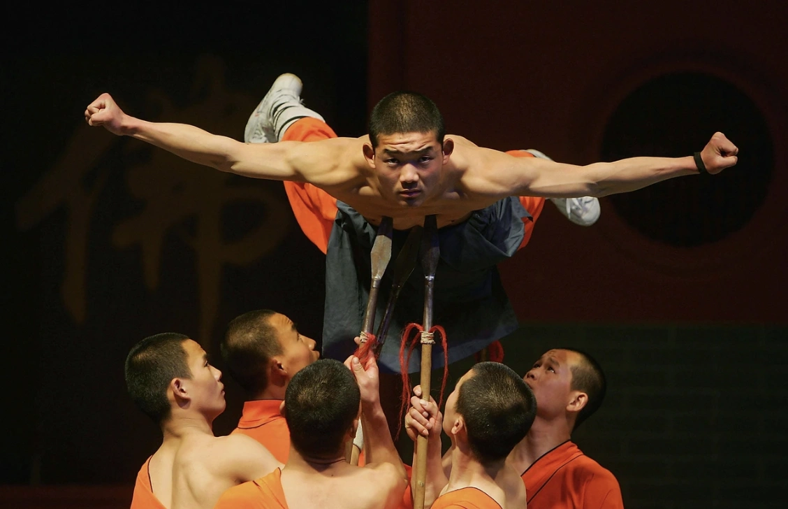 22 Captivating Images of Shaolin Monks Engaged in Traditional Practices