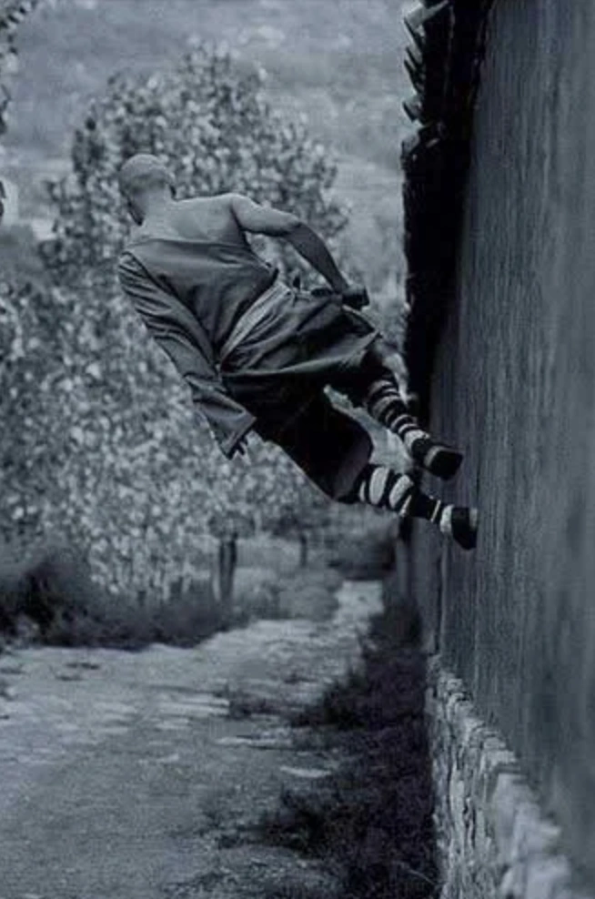 22 Captivating Images of Shaolin Monks Engaged in Traditional Practices