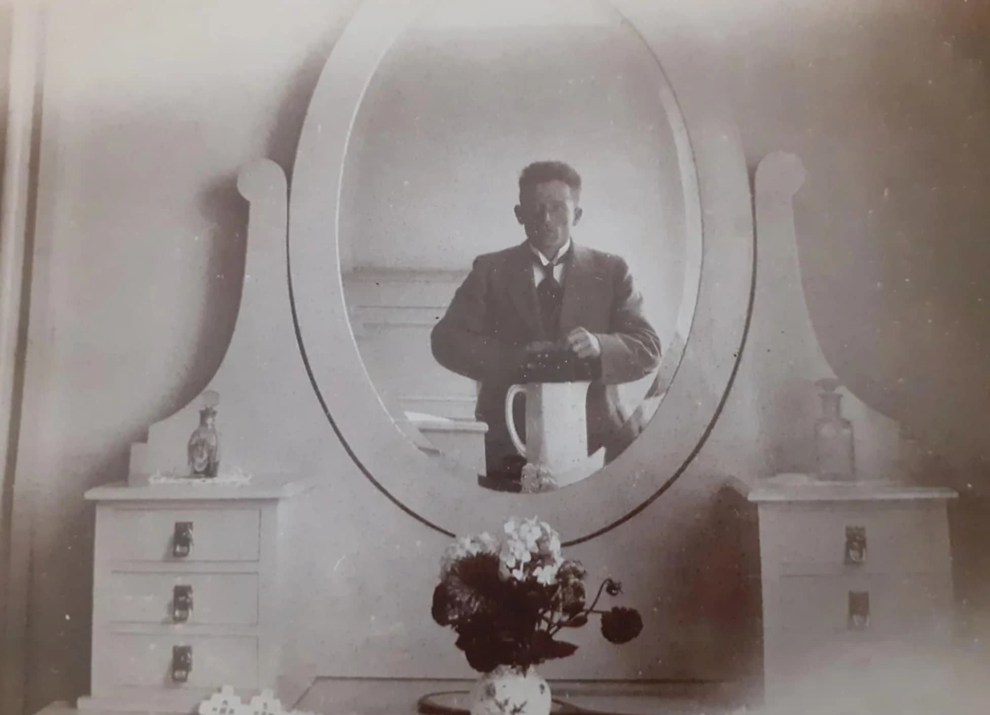 29 Retro Self-Portraits from the Pre-iPhone Era