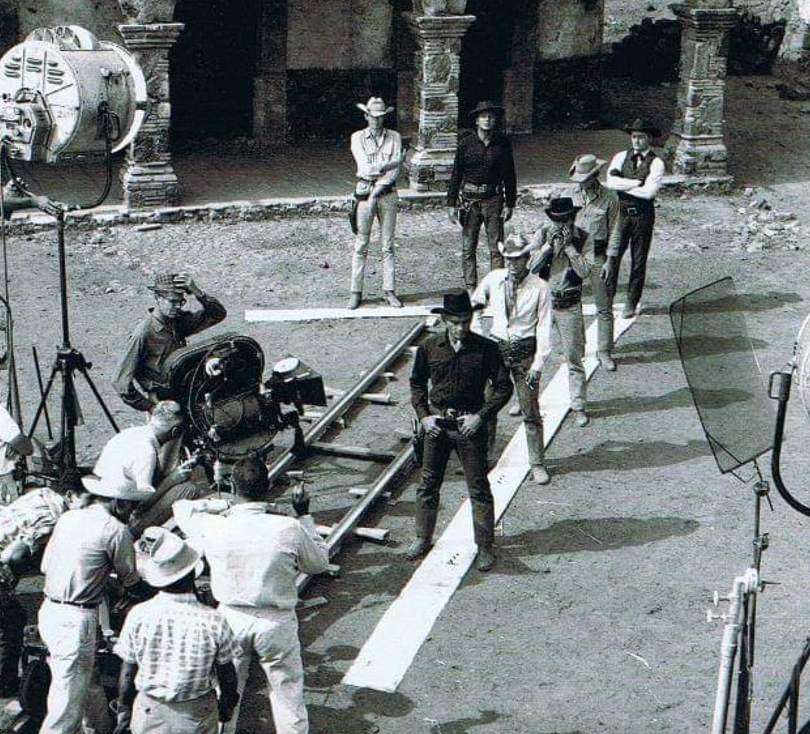 Step Back in Time: 26 Rare Vintage Photos Capturing the Essence of Classic Hollywood Western Films