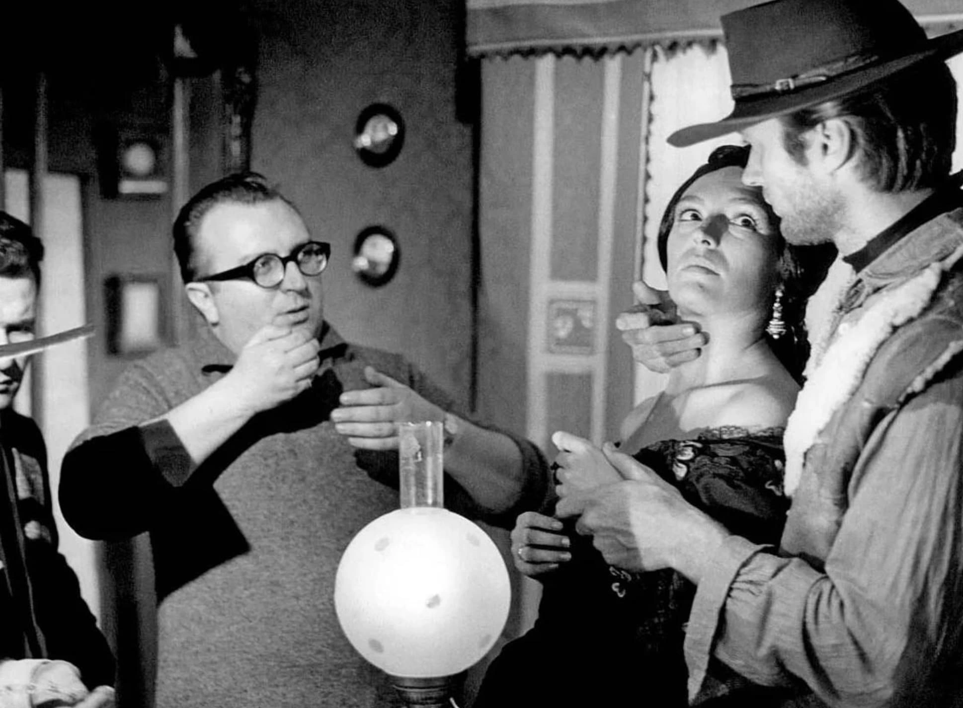 Step Back in Time: 26 Rare Vintage Photos Capturing the Essence of Classic Hollywood Western Films