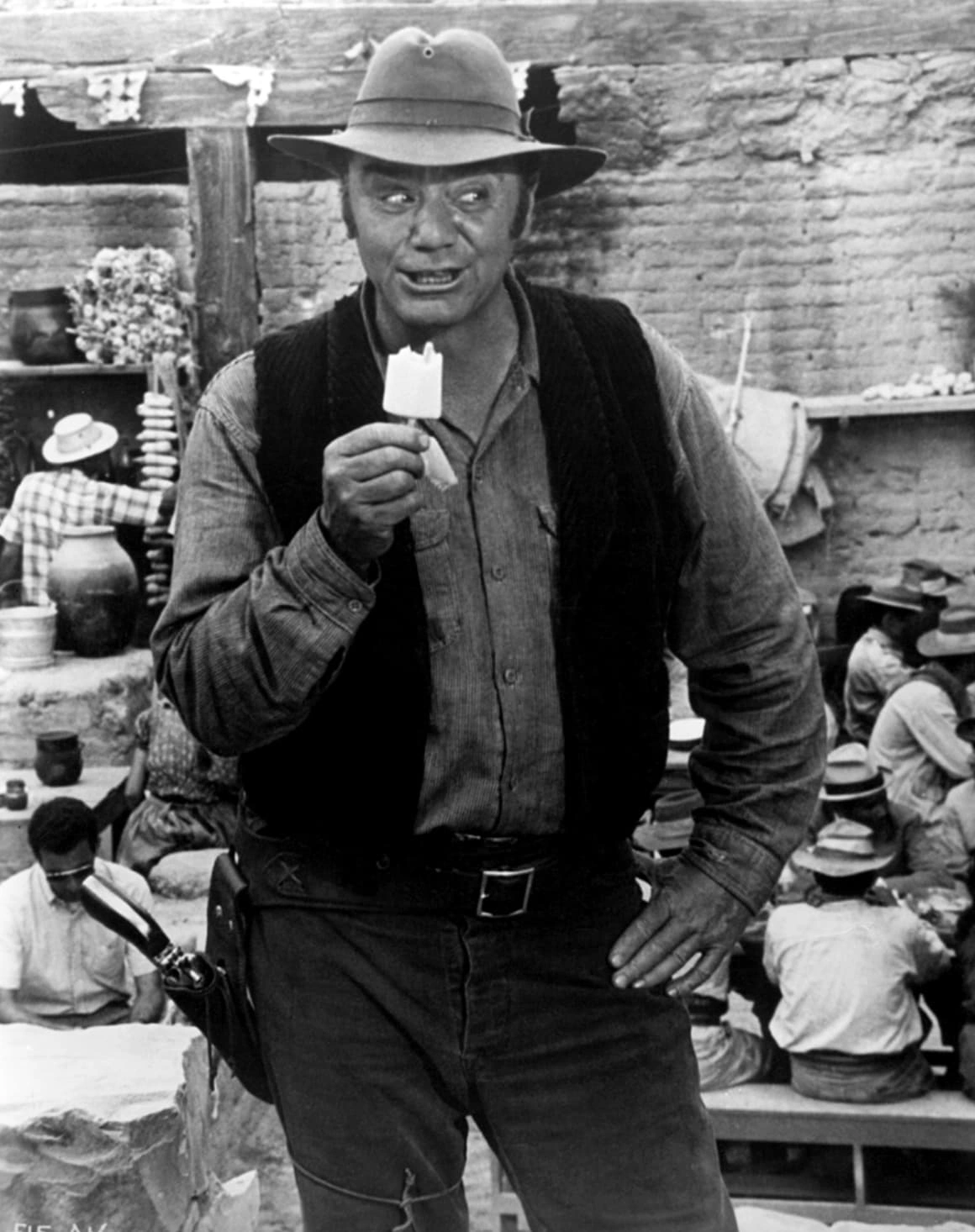 Step Back in Time: 26 Rare Vintage Photos Capturing the Essence of Classic Hollywood Western Films